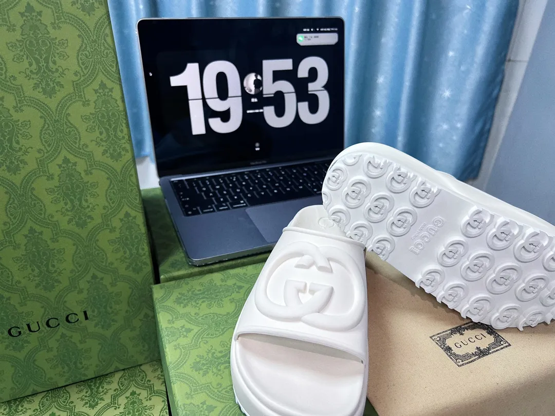 👟👟Ex-factory price 360👟👟 Women's Shoes Women's Clothing Women's Shoes Factory 💜Gucci｜Miami 2022 Summer Macaron Color Thick-soled Slippers💜 Comfortable and versatile, macaron color, thick-soled elongated 🧚‍♀️Little fairies' leg lines become longer in seconds! It looks like a pair of beach shoes on your feet. Imagine walking on the beach wearing these shoes and not getting stuck in the sand at all. The sunset, the beach at dusk 🏖️. And you in the silhouette on the beach, stroking your long hair and fluttering long skirt... 🖤The upper material of the outsole is T👟👟factory price U, so it is very comfortable and effectively relieves the pressure on the feet. ♥️ The shoe height is 4-5CM, which is very suitable for petite girls who are not used to wearing high heels. They are very stable when walking. Number of yards 35-43.